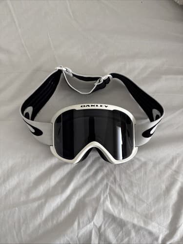 White & Black Oakley Ski Goggles, Black Lens Color
